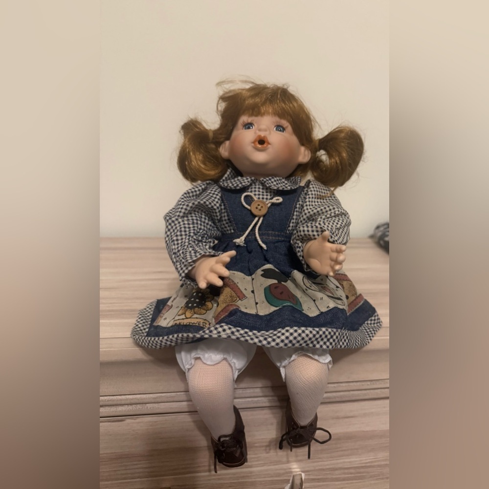 VINTAGE BEAUTIFUL COLLECTIBLE PORCELAIN DOLL KNEELING. 12 In